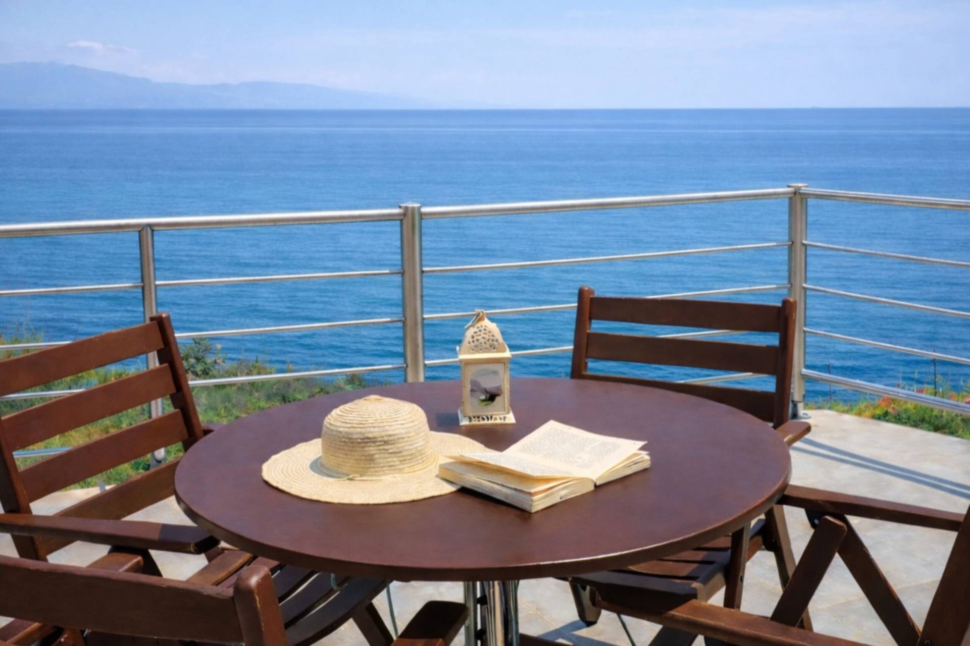 Μπαλκόνι με πανοραμική θέα στη θάλασσα