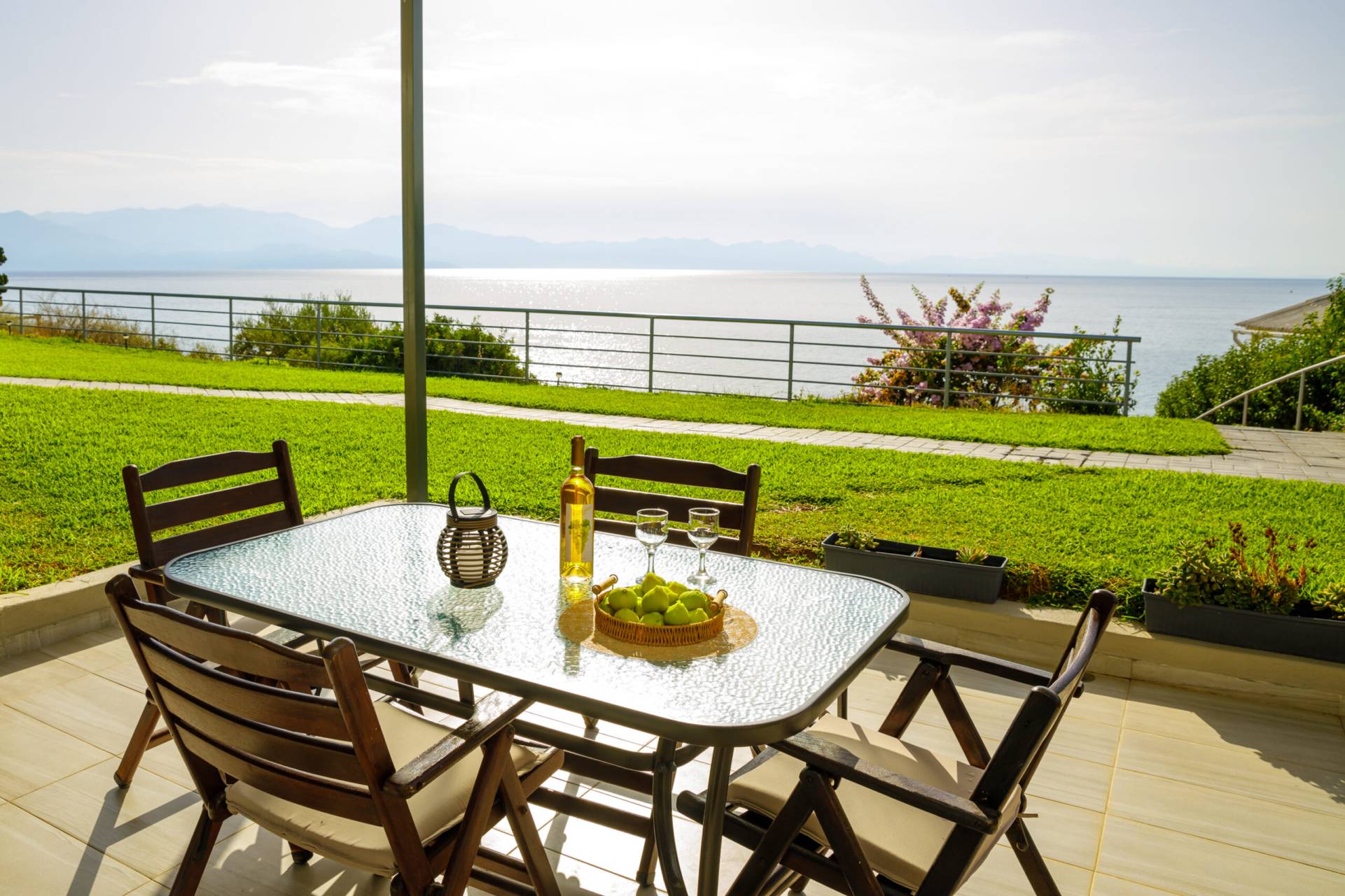 Χαλάρωση στο μπαλκόνι στο κατάλυμα Panorama Beach